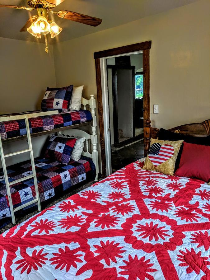 Vintage Cozy Family Home Near National Parks セント・アンソニー エクステリア 写真